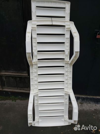 Шезлонг лежак пластиковый
