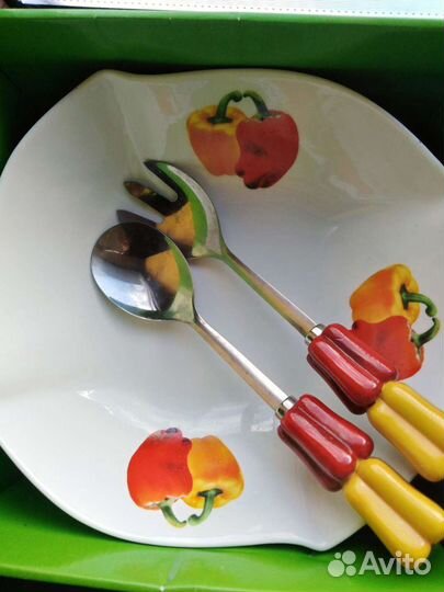 Керамический салатник с ложкой и вилкой