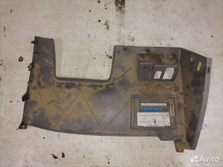 Накладка под рулевую колонку Nissan Terrano 2