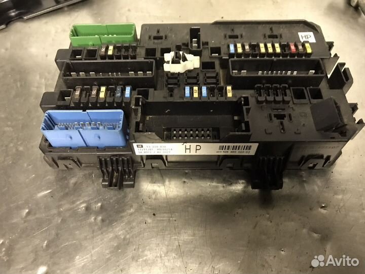 Бок предохранителей задний Opel Astra H Zafira B