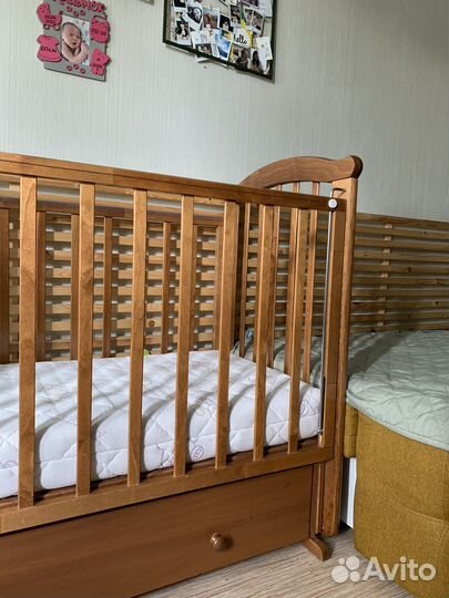 Детская кроватка с маятником