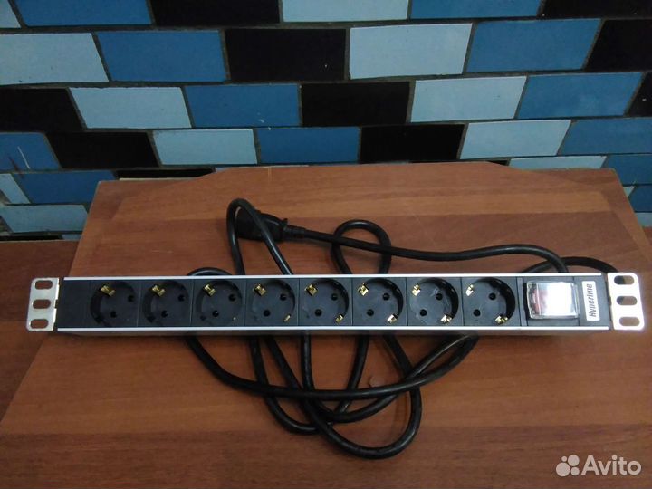 Блок розеток в серверную стойку Hyperline