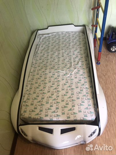 Детская кровать машина