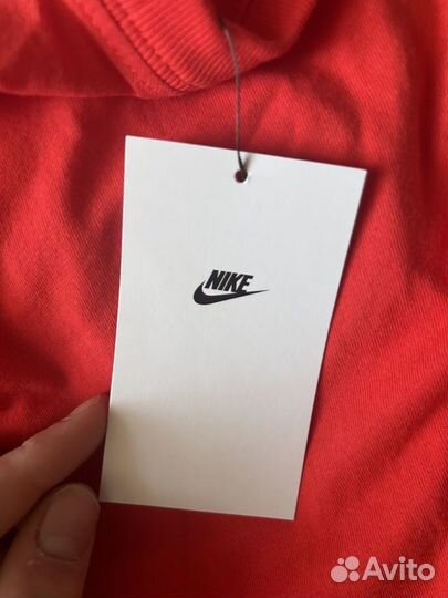 Красная футболка nike