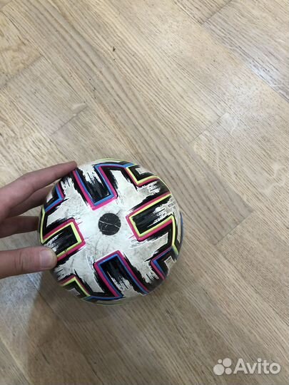 Футбольный мяч adidas uniforia