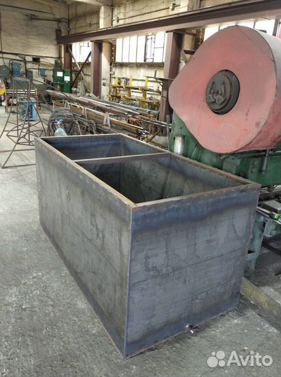 Бак для воды из металла