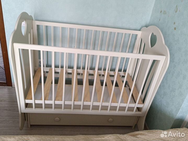 Кровать с маятником и ящиком для белья