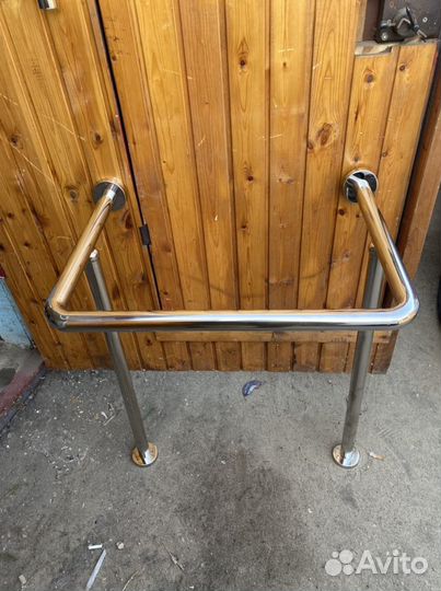 Откидной поручень