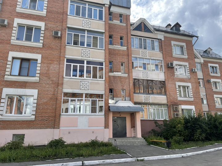 3-к. квартира, 135,7 м², 2/4 эт.
