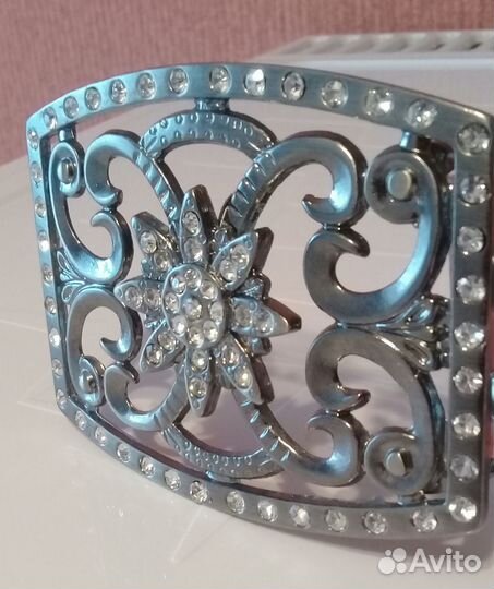 Пряжка из страз на ремень