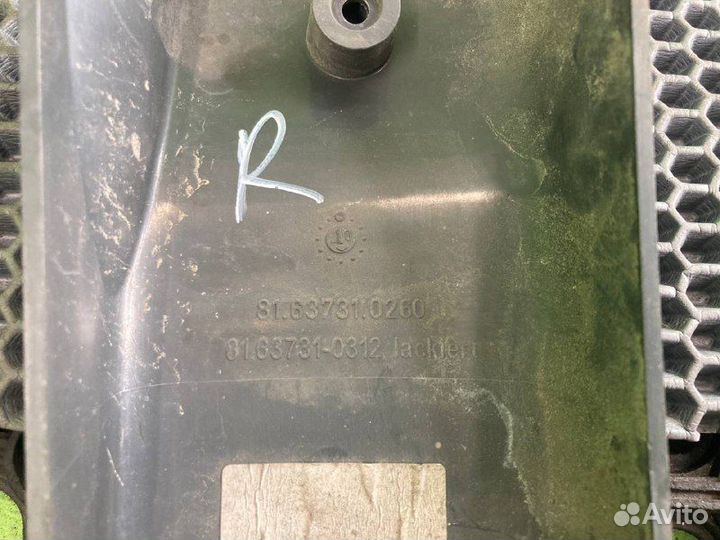 Крышка крепления кронштейна зеркала MAN TGA