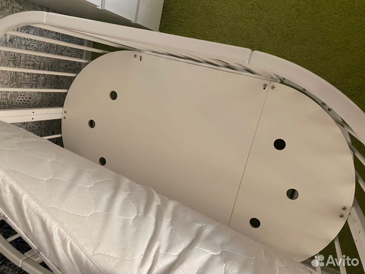 Детская кроватка с маятником белая