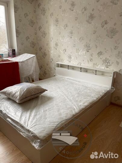 Кровать двуспальная с матрасом