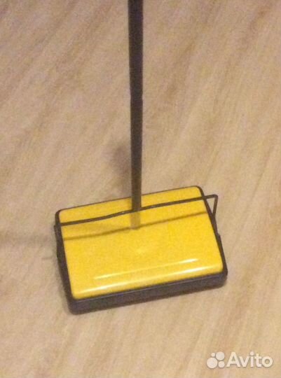 Щетка механическая для чистки ковров и пола