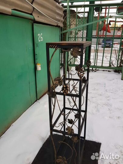 Кованый стеллаж-дровница