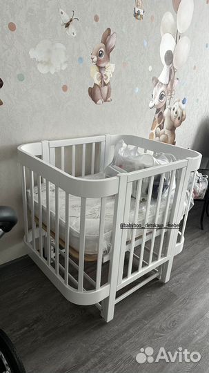 Детская кроватка с маятником