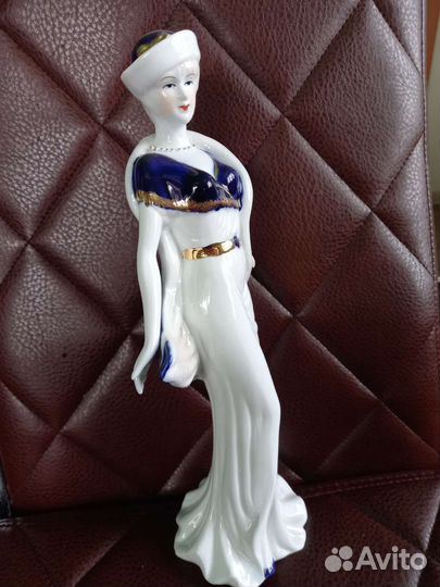 Фарфоровая статуэтка
