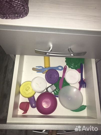 Угловой письменный стол с полками