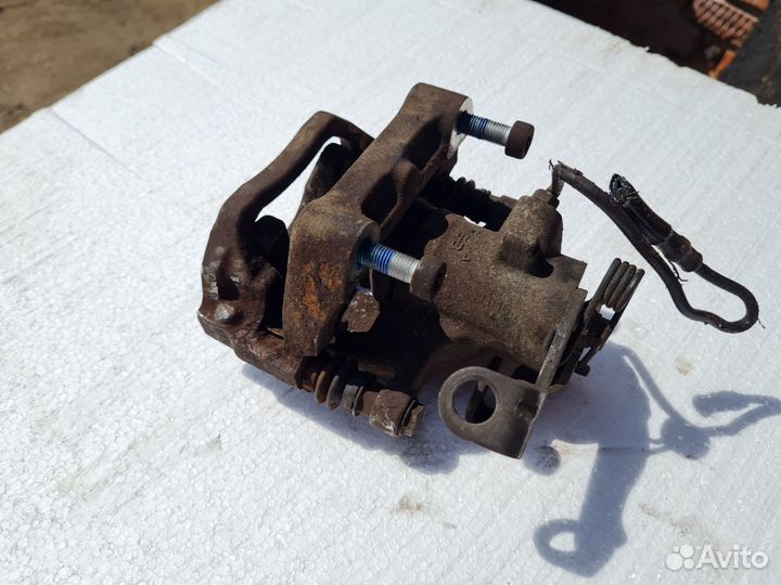 Суппорт задний правый peugeot 3008