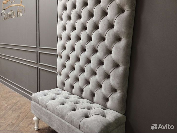 Мягкая стеновая панель с банкеткой в прихожую