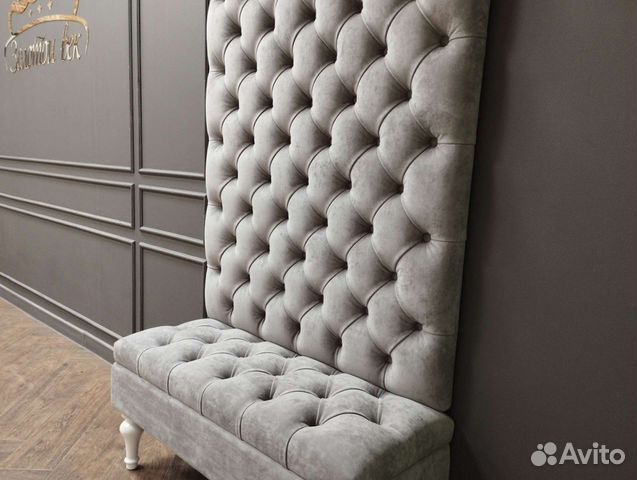 Мягкая стеновая панель с банкеткой в прихожую