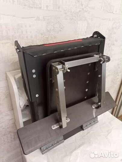 Сиденье красно-черное с опорой из нержи