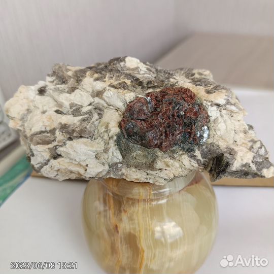 Кристаллы гранат-альмандина в пегматите.№524