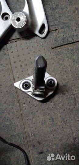 Правый водительский кронштейн на Yamaha TDM-2