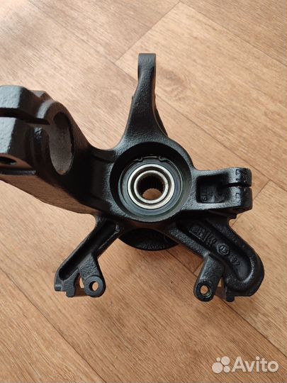 Поворотный кулак правый Ford Focus 1