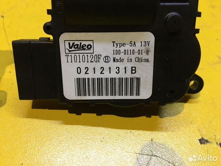 Моторчик заслонки отопителя Ford Explorer 5 2010–2