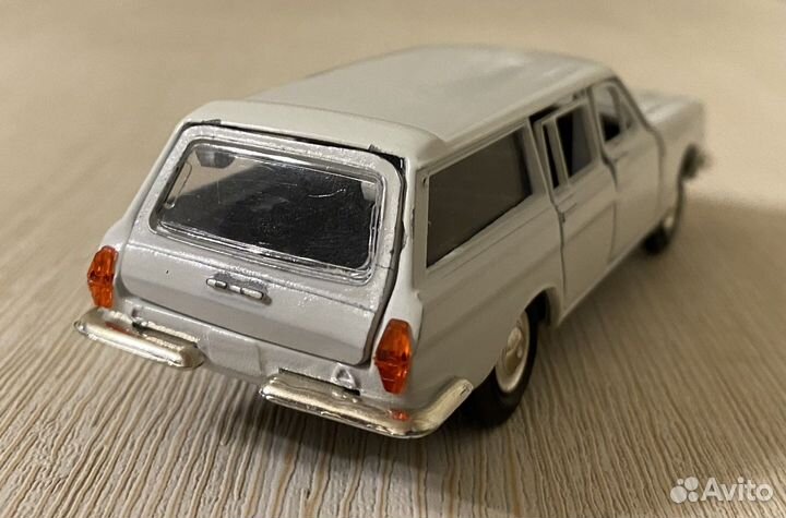 Модель волга газ 2402 редкого белого цвета (1:43)