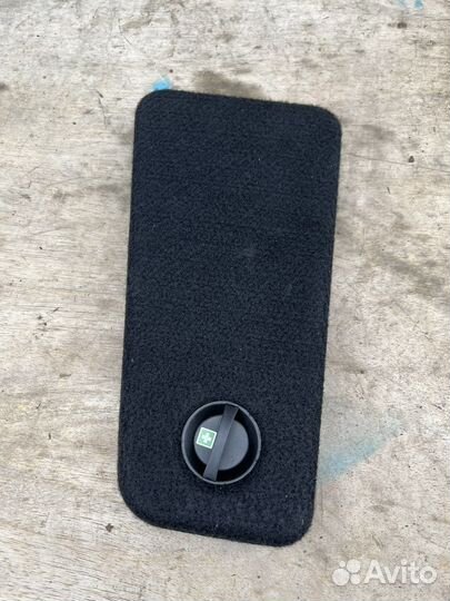 Заглушка обшивки багажника правая W212