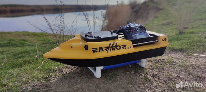Карповый кораблик с GPS Favorite raptor