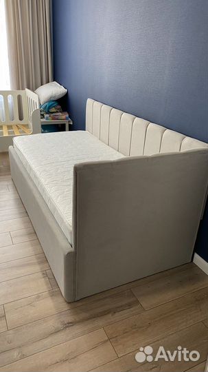 Кровать с мягкой спинкой детская