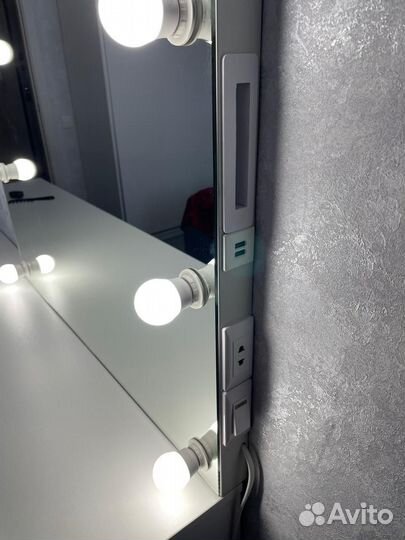 Гримерное зеркало с подсветкой