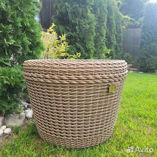 Кашпо из искусственного ротанга