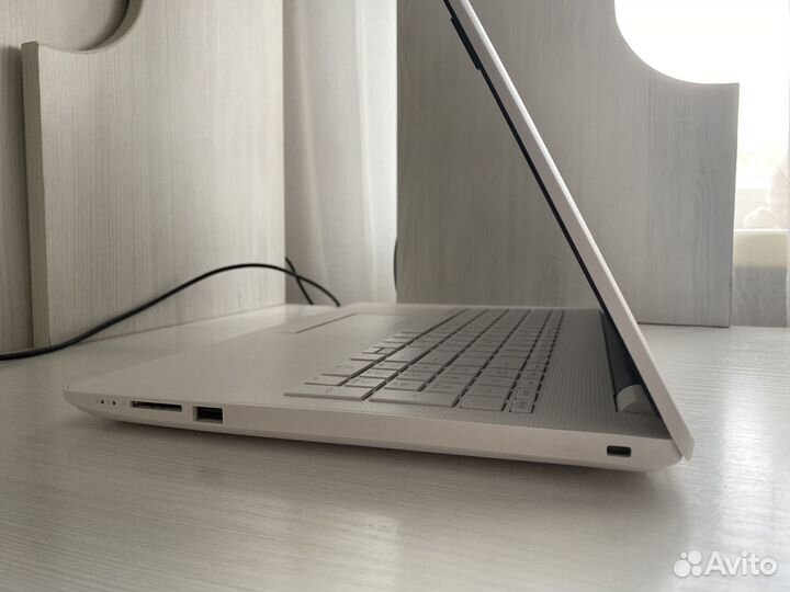 Белый ноутбук HP 15-rb067ur