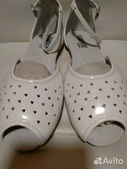 Туфли босоножки абсолютно новые 35 р,23 см, фирма