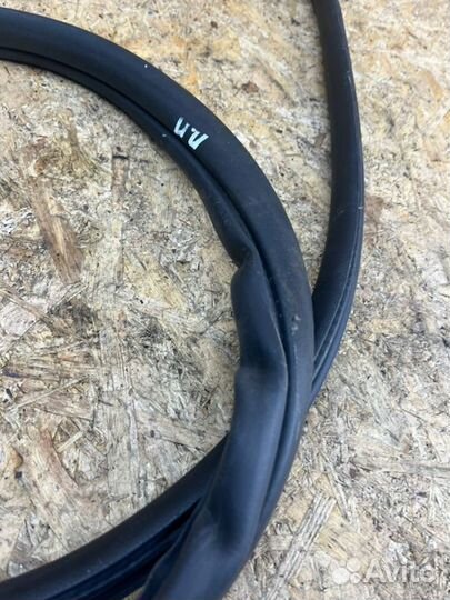 Уплотнительная резинка двери передняя правая Ford