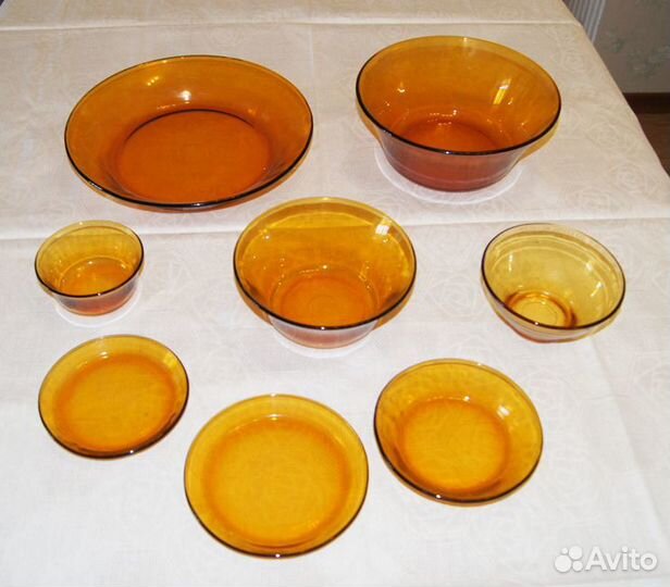 Столовая посуда из светлорыжего стекла