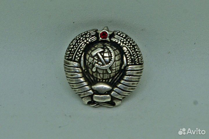 Серебренный значек с рубином