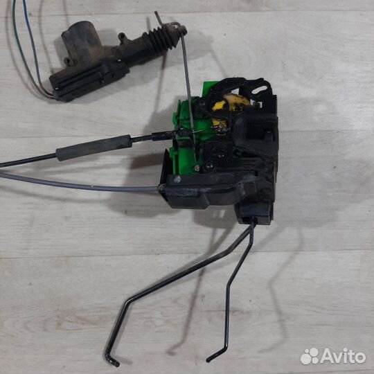 Замок боковой двери передний левый Hyundai Solaris