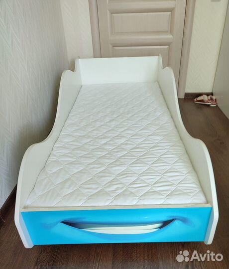 Детская кровать-машинка