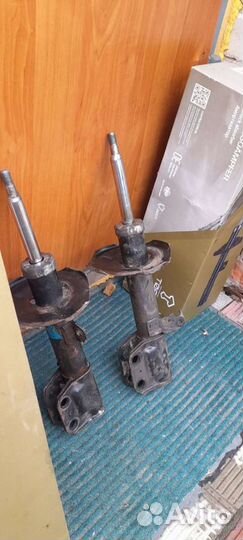 Стойки переднии Toyota avensis 2003 г в