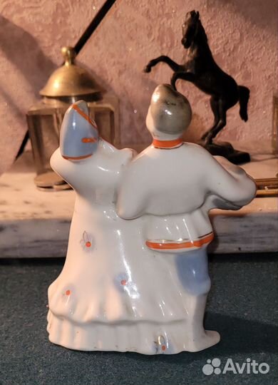 Фарфоровая статуэтка 