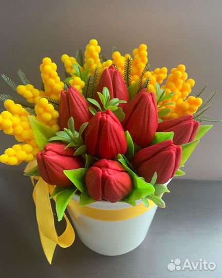 Тюльпаны с мимозой