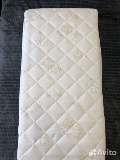 Детская кроватка с маятником