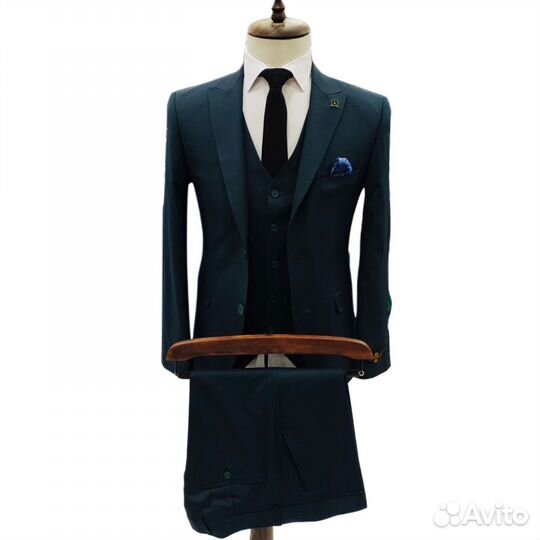 Мужской костюм зеленый свадебный