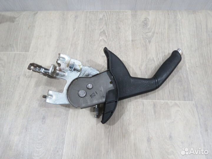 Рычаг стояночного тормоза ручник Hyundai Solaris