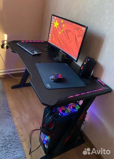 Новый компьютерный стол профессиональных геймеров